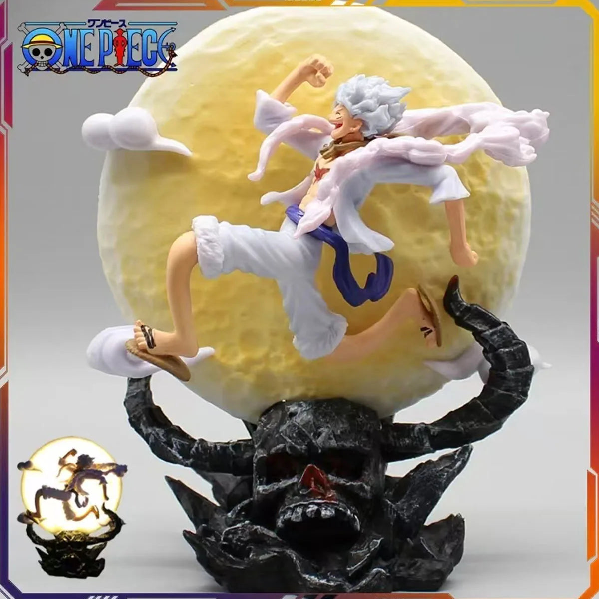 Colecionável One Piece Monkey D. Luffy Gear 5 mede 15cm e possui detalhes vibrantes com iluminação especial.