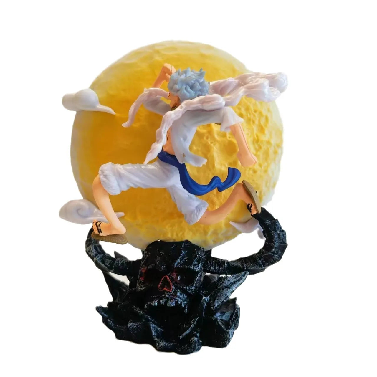 Colecionável One Piece Monkey D. Luffy Gear 5 mede 15cm e possui detalhes vibrantes com iluminação especial.