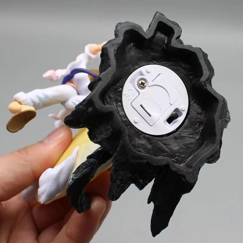 Colecionável One Piece Monkey D. Luffy Gear 5 mede 15cm e possui detalhes vibrantes com iluminação especial.